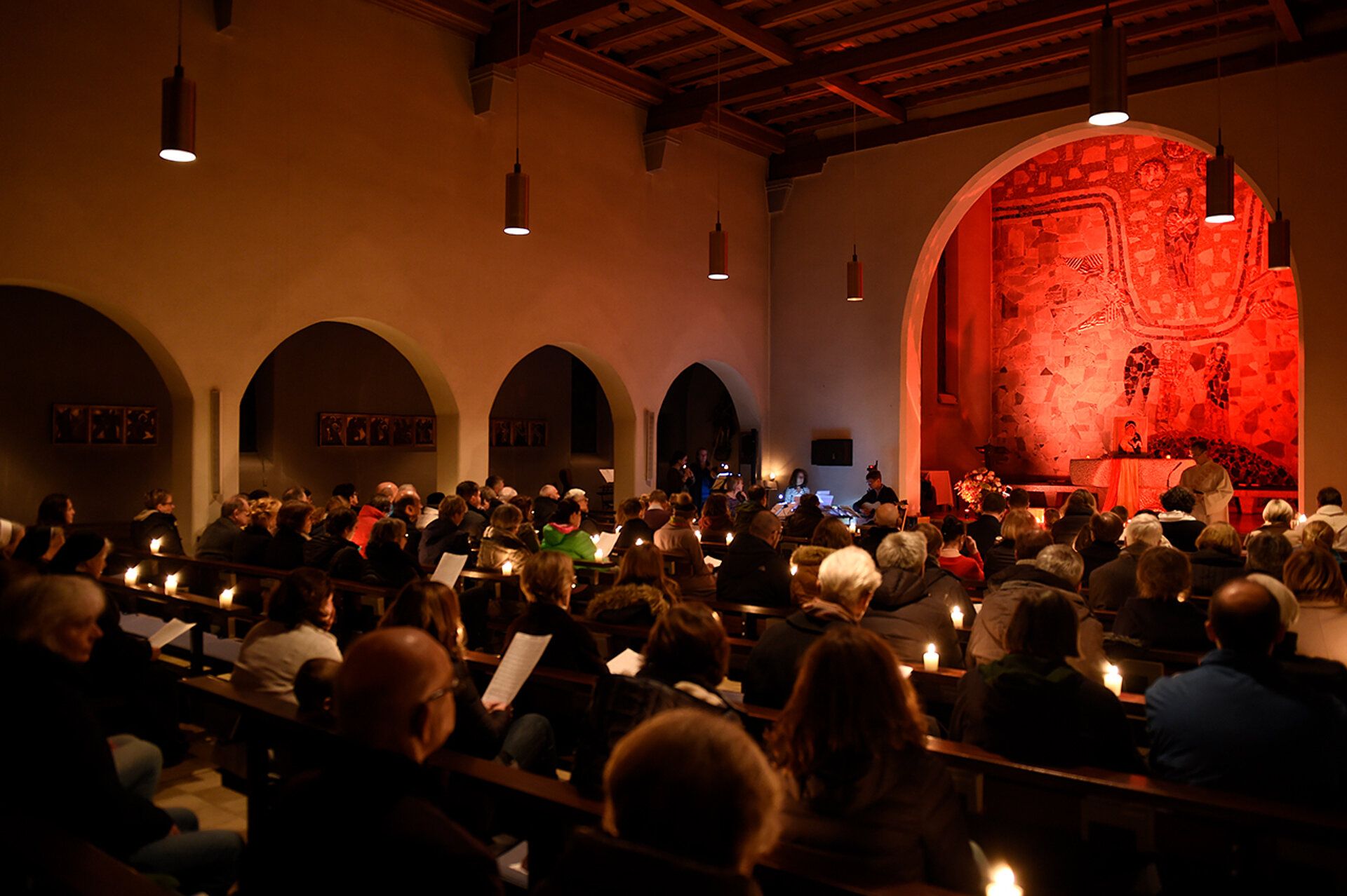 Ein Taizé-Gottesdienst im Kerzenschein