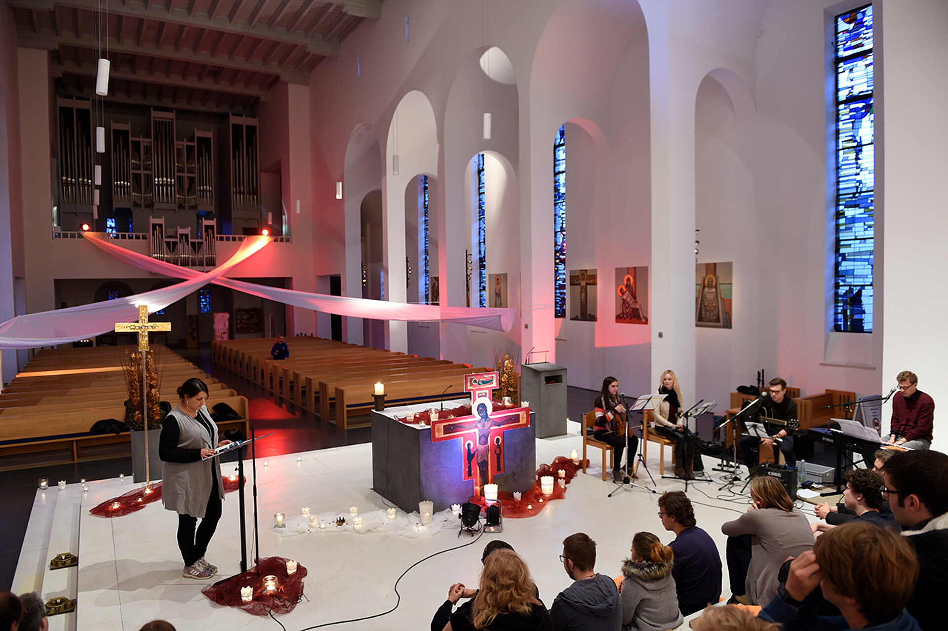 Eine Band spielt bei einem Jugendgottesdienst
