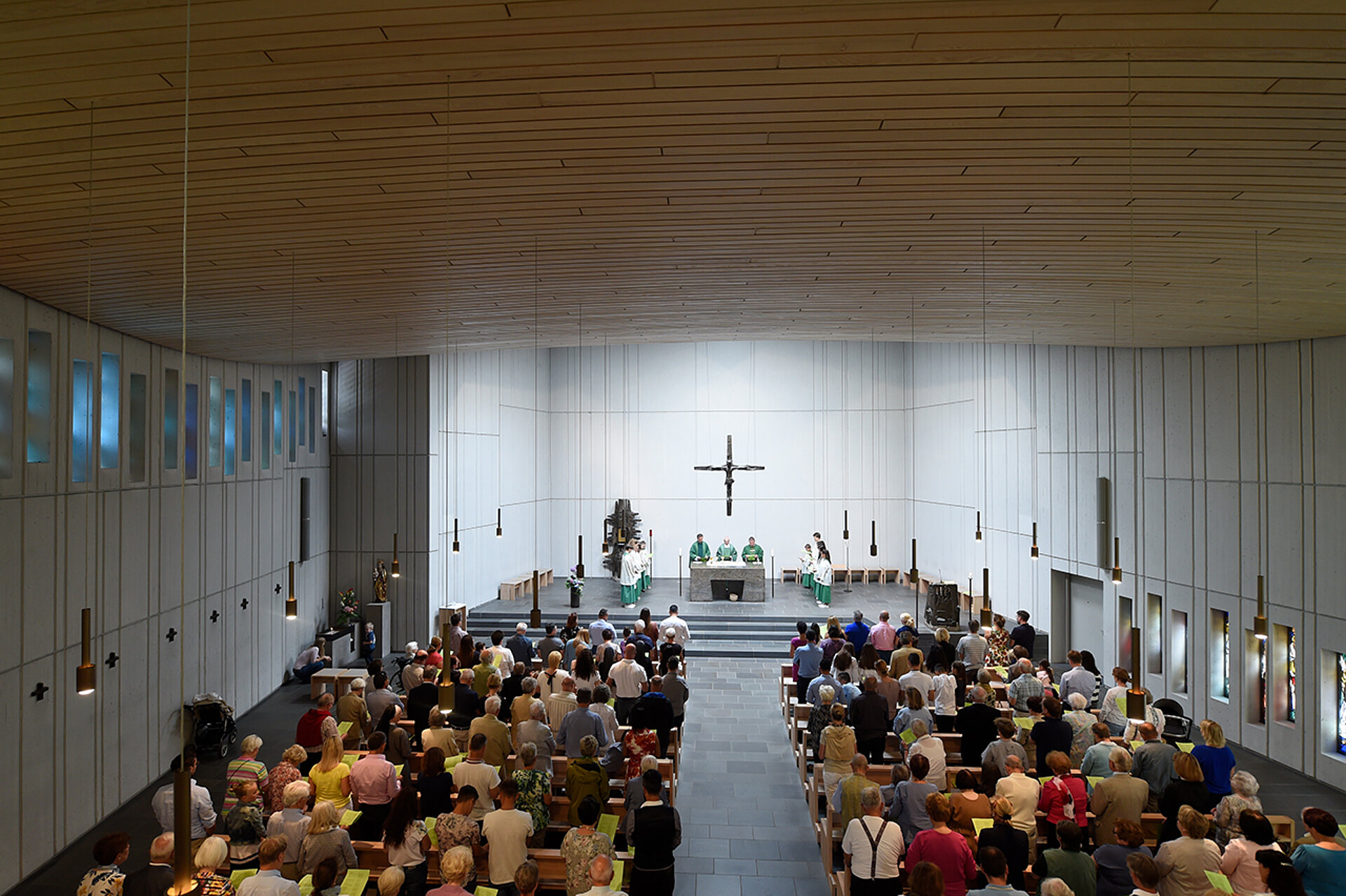 Blick von der Empore auf einen Gottesdienst 